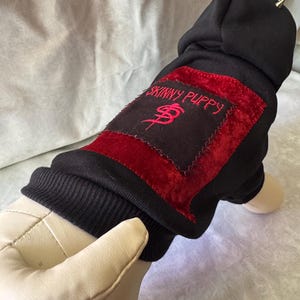 Hunde Größe Extra Small Hoodie mit rotem Samt, Skinny Welpe Aufnäher und gehörnter Kapuze