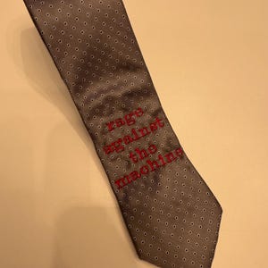 Återvunnen herrslips med broderad Rage Against The Machine-design