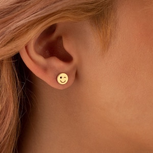 14K Solid Gold Wink Emoji Ohrringe - Gesicht Ohrstecker - Lächeln Emoji Ohrringe - Zwinkern Emoji Ohrringe - Bester Freund Geschenk - Geschenk für Sie