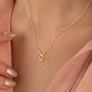 Collares pequeños del zodíaco personalizados de oro macizo de 14K - Collar de carta de nacimiento personalizado de oro de 14K - Signos de astrología personalizados del elemento del zodíaco