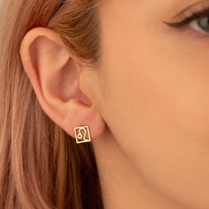 Sementales del zodíaco personalizados de oro macizo de 14K - Pendientes de sementales de signo - Carta de nacimiento personalizada de oro - Pendientes de signos de cumpleaños - Joyería del zodíaco