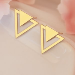 Örhängen med dubbla trianglar i 14 karat guld - Minimalistiska geometriska örhängen - Öppna trianglar - Gåva till mamma