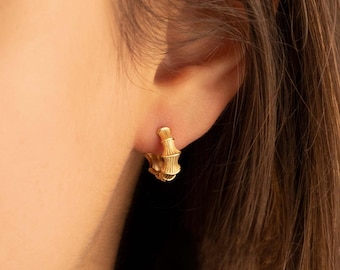 Pendientes Huggie de bambú en oro de 14 quilates, aros minimalistas texturizados, regalo de Navidad para ella