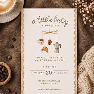 Può includere: Un invito per baby shower color crema con bordo smerlato, che riporta il testo 'a little baby IS BREWING' sopra l'illustrazione di una giostrina con una tazzina di caffè, un chicco, un cornetto e una caffettiera moka per il 20 dicembre.
