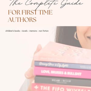 Op de afbeelding: Een stapel van vijf boeken met roze, grijze en blauwe covers die voor een persoon worden gehouden. De tekst bovenaan luidt The Complete Guide FOR FIRST TIME AUTHORS, gevolgd door children's books - novels - memoirs - non fiction. Een boektitel is LOVE, BRUISES & BULLSHIT.