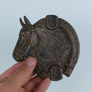 Posacenere a ferro di cavallo, posacenere vintage, vecchio, retrò, cool, posacenere in metallo, cavallo, posacenere per cavalli, fumo, accessorio per il fumo