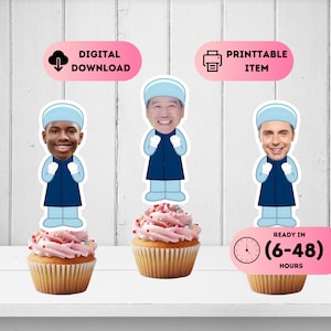 Pode incluir: Três cupcakes cobertos com glacê rosa e granulado, cada um adornado com um recorte de uma pessoa em uma roupa azul. A imagem inclui o texto "DOWNLOAD DIGITAL" e "ITEM IMPRIMÍVEL". O texto "PRONTO EM (6-48) HORAS" também está presente.