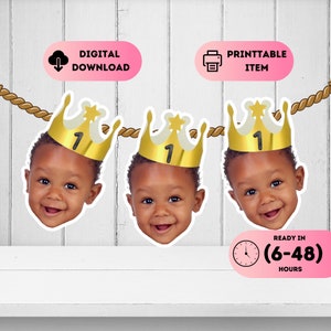 Könnte beinhalten: Ein druckbares Banner mit drei goldenen Kronen, in denen sich jeweils ein Babygesicht befindet. Die Kronen haben einen weißen Hintergrund und einen goldenen Stern obenauf. Das Banner ist an einem braunen Seil befestigt. Der Text "READY IN (6-48) HOURS" befindet sich auf einem rosa Kreis mit einem Uhrsymbol.