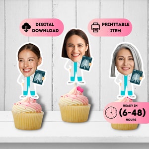 Könnte beinhalten: Cupcakes mit Arzt-Themen-Toppern. Jeder Cupcake hat einen Wirbel aus rosa und weißem Zuckerguss, gekrönt von einer Arztfigur, die ein Röntgenbild hält. Die Topper zeigen lächelnde Gesichter. Der Text auf dem Bild lautet "DIGITALER DOWNLOAD" und "DRUCKBARER ARTIKEL".
