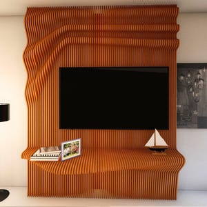 Puede incluir: Un moderno soporte de TV de madera con un diseño curvo en forma de onda. El soporte cuenta con un estante integrado y una superficie plana para exhibir artículos. El soporte está hecho de madera marrón claro y tiene un acabado natural.
