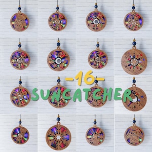 Op de afbeelding: Een verzameling van 16 houten zonnevangers met ingewikkelde ontwerpen. Elke ronde zonnevanger heeft een uniek patroon en kleurrijke, glas-in-lood-achtige inzetstukken. Het woord "SUNCATCHERS" wordt in groene tekst weergegeven. Elke zonnevanger hangt aan een donkerblauw koord.