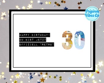 Puede incluir: Una tarjeta blanca con texto negro que dice "Happy Birthday! Du bist jetzt offiziell "retro"" y un gran número "30" hecho de un billete de euro. La tarjeta está rodeada de estrellas de purpurina doradas y plateadas sobre un fondo gris claro.