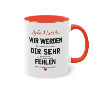 Op de afbeelding: Witte keramische mok met een rode binnenkant en handvat. De mok heeft Duitse tekst in zwart, waaronder "Liebe Natalie" en "WIR WERDEN DIR SEHR FEHLEN", met een rode hartafbeelding. Een perfect cadeau.