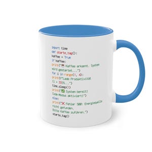 Könnte beinhalten: Weißer Keramikbecher mit blauem Innenraum und Henkel. Der Becher zeigt einen Python-Code-Ausschnitt über Kaffee, mit Text in Deutsch und Englisch. Der Becher ist für Programmierer und Kaffeeliebhaber konzipiert.
