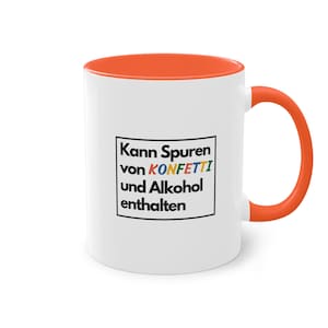 Könnte beinhalten: Weißer Keramikbecher mit orangefarbenem Innenraum und Henkel. Der Becher trägt den Text "Kann Spuren von KONFETTI und Alkohol enthalten" in einem schwarzen Feld. Das Wort "KONFETTI" ist bunt.