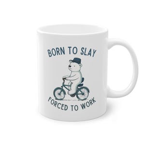 Born to slay, forced to work, Lustige Kaffee Tasse mit Spruch Bär, Meme Büro Kaffeebecher Geschenk Kollegin Tee, Gen Z Millennial Viral