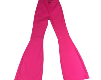 Pantalones acampanados de talle alto rosa fucsia de JC & JQ Jeans – Estilo retro Barbiecore
