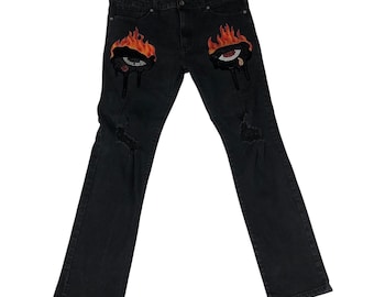 Pantalones vaqueros Roku Studio para hombre, negros, desgastados, con estampado de ojo de llama y pedrería, talla 40x30, estilo gótico.