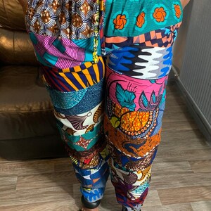 Puede incluir: Pantalones de patchwork coloridos con una variedad de patrones vibrantes, que incluyen diseños geométricos, florales y abstractos. Los pantalones tienen una cintura con cordón y un ajuste holgado.
