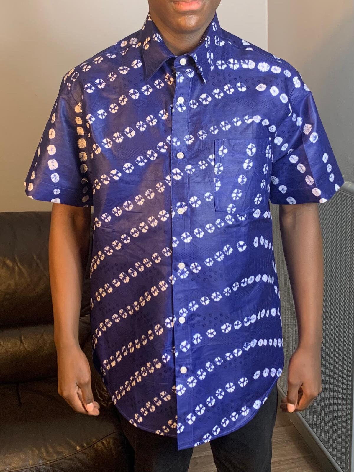 Men's shirt, royal blue, white, and green, white. Bazin Batik Kampala Adire, tye and dye, short-sleeved shirts, trendy, cotton, soft and light.
