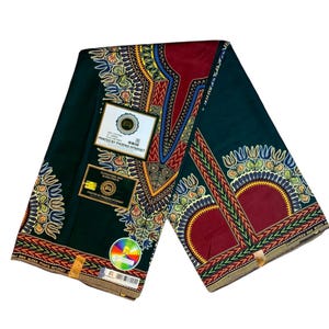 Peut inclure: Un tissu imprimé africain en cire vert et bordeaux avec un motif géométrique traditionnel. Le tissu est plié en deux et porte une étiquette indiquant "Imprimé par Phoenix Hitarget".