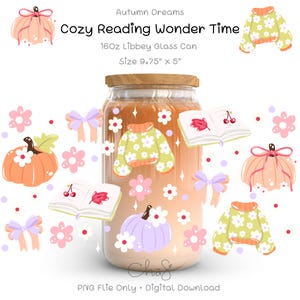 Può includere: Un barattolo di vetro trasparente con coperchio in legno, decorato con illustrazioni a tema autunnale. Il design include zucche, maglioni, libri, fiocchi e fiori. Il testo recita "Cozy Reading Wonder Time" e "16oz Libbey Glass Can, Dimensioni 24.77cm x 12.7cm".