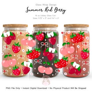 Peut inclure: Trois bocaux en verre avec des couvercles en bois, décorés de baies rouges et de cerises. Le texte "Summer Red Berry" est affiché au-dessus des bocaux. Chaque bocal mesure 24.77 cm x 12.7 cm et 23.88 cm x 10.16 cm.