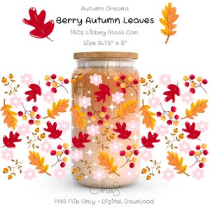 Puede incluir: Un tarro de vidrio de 16 oz con tapa de madera, decorado con un patrón de hojas rojas y naranjas, flores rosas y bayas rojas. El tarro está etiquetado con "Berry Autumn Leaves" y "Autumn Dreams".