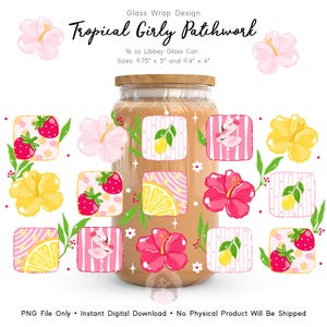 Puede incluir: Una lata de vidrio transparente con tapa de madera, decorada con coloridos diseños de patchwork tropical. El diseño incluye fresas, limones, flamencos y flores de hibisco. La lata mide aproximadamente 24.7 cm de alto y 12.7 cm de ancho. El texto en la imagen dice "Tropical Girly Patchwork."