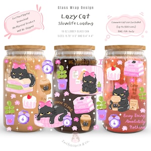 Op de afbeelding: Een digitaal glas-wrap ontwerp met een zwarte kat met een roze strik, omringd door illustraties van wekkers, potplanten, koffiekopjes, taarten en gestapelde boeken met tekst waaronder Lazy Cat, Slowlife Loading en Coffee Hug No Bug.