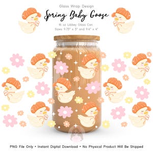 Könnte beinhalten: Eine Glaskanne mit Holzdeckel, mit einem "Spring Baby Goose" Design. Die Kanne ist mit Illustrationen von Babygänsen mit orangefarbenen Hüten und rosa und gelben Blumen verziert. Der Text "16 oz Libbey Glass Can" ist ebenfalls vorhanden.