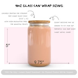 以下が含まれることがあります： 木製の蓋が付いた透明なガラス瓶で、桃色の液体で満たされています。 画像には、瓶が16オンスで、24.77 cm x 12.7 cmであると示すテキストが含まれています。 テキストには、高解像度のPNGについても記載されています。
