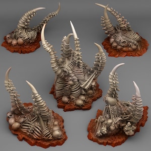 Può includere: Cinque sculture scheletriche in miniatura, ciascuna con una struttura ossea con un teschio alla base. Le sculture sono disposte in un cerchio su uno sfondo grigio.