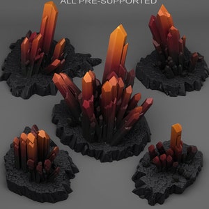 Könnte beinhalten: Fünf unterschiedlich große Cluster aus roten und orangefarbenen Kristallformationen auf schwarzen Gesteinsbasen. Die Kristalle sind in einer Vielzahl von Formen und Größen angeordnet und schaffen so ein visuell interessantes und dynamisches Display.