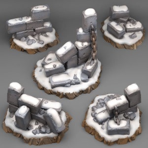 Könnte beinhalten: Fünf Miniatur-Steinmauerabschnitte mit Schnee und einer Kette. Jeder Abschnitt befindet sich auf einem kleinen, braunen, felsigen Sockel. Die Abschnitte bestehen aus grauen Steinblöcken mit weißem Schnee auf der Oberseite.