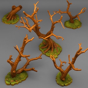 Peut inclure: Cinq arbres miniatures en plastique, de couleur brune, sans feuilles, sur des socles verts. Les arbres sont conçus pour être utilisés dans des jeux de table ou des dioramas miniatures.
