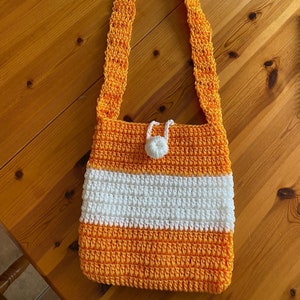 Handgemachte gehäkelte Schultertasche mit weißen Streifen