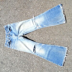 Pantalones vaqueros Levi's 684 Big Bell Bottom de los años 70 - Corte ajustado, desteñidos, con reparaciones y retazos, etiqueta naranja, talla indicada 31x32, medidas reales 28x30.5".