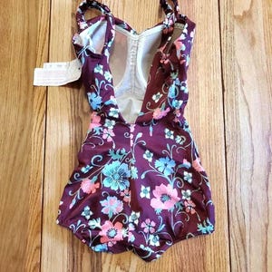 Traje de baño de una pieza ROXANNE con estampado floral de los años 60 / Talla pequeña/mediana con copa D / Fabricado por sindicatos ILGWU / Traje de baño de los años 60, nuevo, de stock antiguo, con escote pronunciado en la espalda.