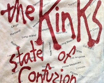 T-shirt vintage anni '80 dei THE KINKS/ State of CONFUSION US Tour '83/ Maniche raglan sottili a doppia faccia/ Maglietta della band rossa, bianca e blu/ Taglia piccola