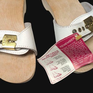 Rare Vintage 70&#39;s Dr. Scholl&#39;s Wooden Exercise Sandals Made In Austria Size 4-4.5 WHITE/ New Old Stock W Tags & Flaws Raised TOE GRIPS