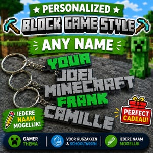 Op de afbeelding: Een set van vier gepersonaliseerde sleutelhangers met blokstijl letters in groen en grijs. De sleutelhangers tonen de namen YOUR, JOEL, MINECRAFT, FRANK en CAMILLE. Elke sleutelhanger is bevestigd aan een zilverkleurige metalen ring en ketting.