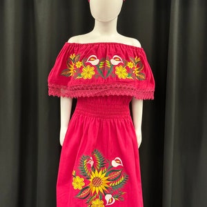 Mexikanische gestickte Sonnenblumen- und Tulpenkleid des Mädchens