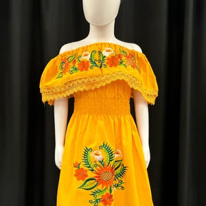 Mexikanische gestickte Sonnenblumen- und Tulpenkleid des Mädchens