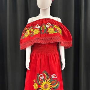 Mexikanische gestickte Sonnenblumen- und Tulpenkleid des Mädchens