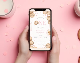 Puede incluir: Una invitación digital rosa y blanca con temática de galletas. La invitación dice "Our Olivia is One Sweet Cookie" e incluye detalles para una fiesta el 24 de enero.