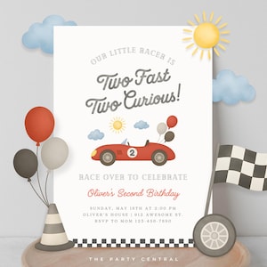 Op de afbeelding: Een verjaardagsuitnodiging met een rode raceauto-illustratie, ballonnen en een geblokte vlag. De tekst luidt "Two Fast Two Curious!" en bevat details voor Olivers tweede verjaardag.
