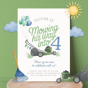 Pode incluir: Um convite de aniversário com tema de cortador de grama. O convite diz "Oliver is Mowing his Way into 4." O design inclui uma ilustração de cortador de grama, balões e o texto "Mow-sy on over to celebrate with us!"