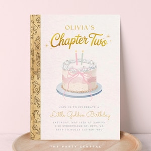 Könnte beinhalten: Eine Geburtstagseinladung mit einer Kuchenillustration. Die Einladung lautet "Olivia's Chapter Two" in goldener Schrift, mit einem Kuchen und Kerzen. Die Einladung enthält auch Veranstaltungsdetails und den Text "Little Golden Birthday".