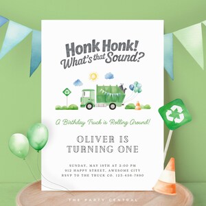 Może przedstawiać: Zaproszenie urodzinowe w zielonej tonacji. Zaproszenie zawiera akwarelową ilustrację zielonej śmieciarki, balonów oraz tekst "Honk Honk! What's that Sound?" i "Oliver is Turning One."